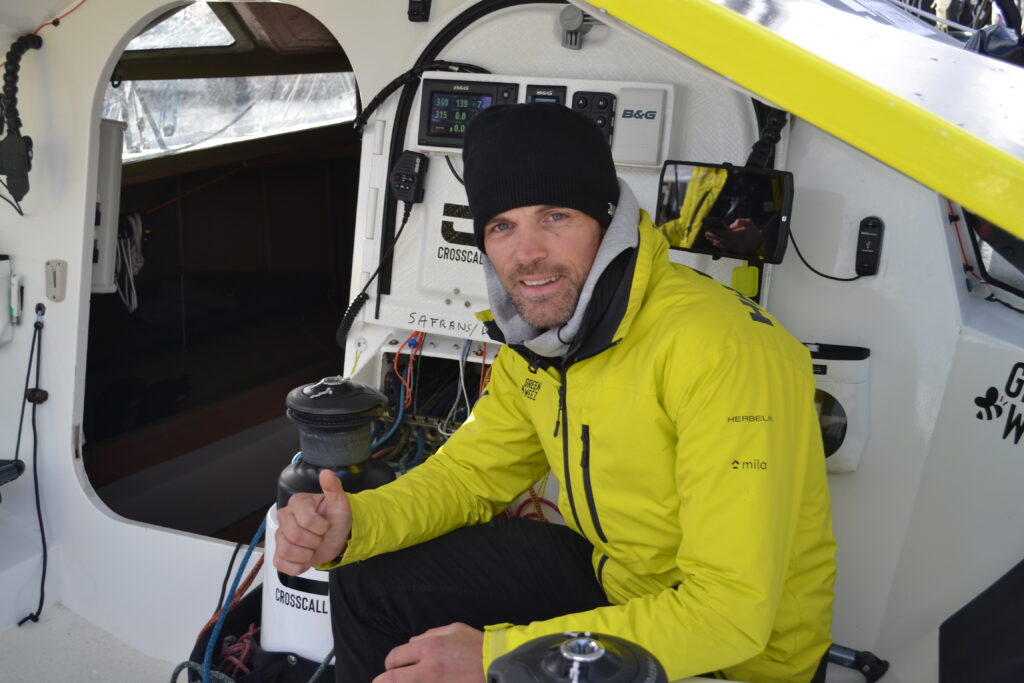 Aurelien Ducroz à bord de son class 40 à quai, lors du dernier weekend avant le départ de la route du rhum 2022