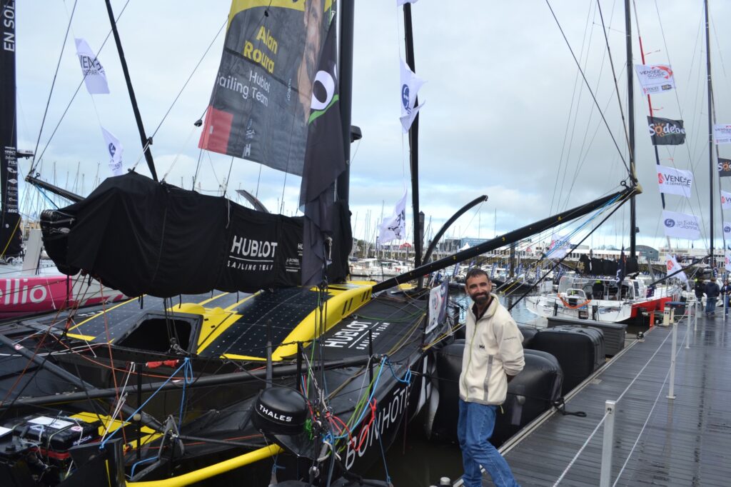 Alan Roura devant son imoca Hublot